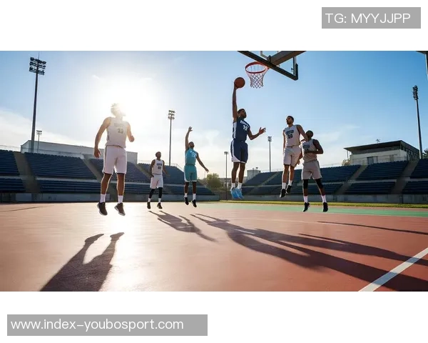 小孩子在篮球场上挥洒汗水展现青春活力的快乐时光